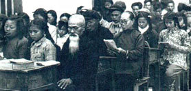新中国成立之初，全国80%人口是文盲。1950年9月，全国工农教育会议确立工农教育的基本任务是开展识字运动，逐步减少文盲。全社会出现了夫教妻、子教父、能者为师、有文化的都来教、没文化的都来学的感人场面。到1957年上半年，全国扫除文盲2200万人。